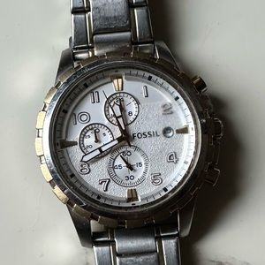 Y2K silver Fossil watch. Unisex. Excellent condition. Does not come with box.